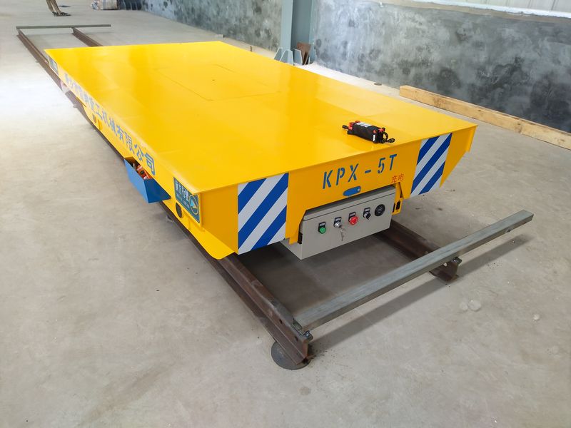 在電動平車的中間部位，載荷分布要均均